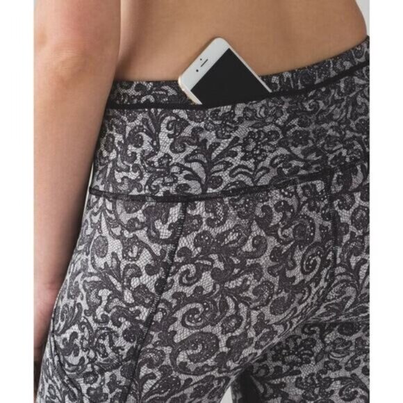 Lululemon Outrun 17" Crop Womens Size 4 Activewear Mini Cinder Lace White Black - Picture 6 of 13